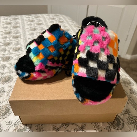 UGG WOMEN’S FLUFF YEAH BLACK/MULTI COLOR SLIPPER/SANDAL SIZE 6 - Picture 5 of 12
